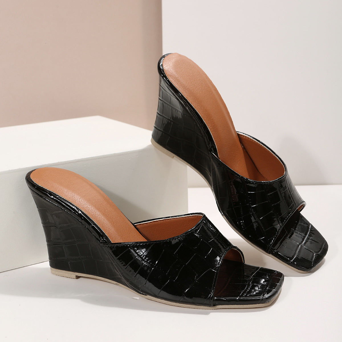 Nora - Sandalen met ruitstructuur in Romeinse stijl